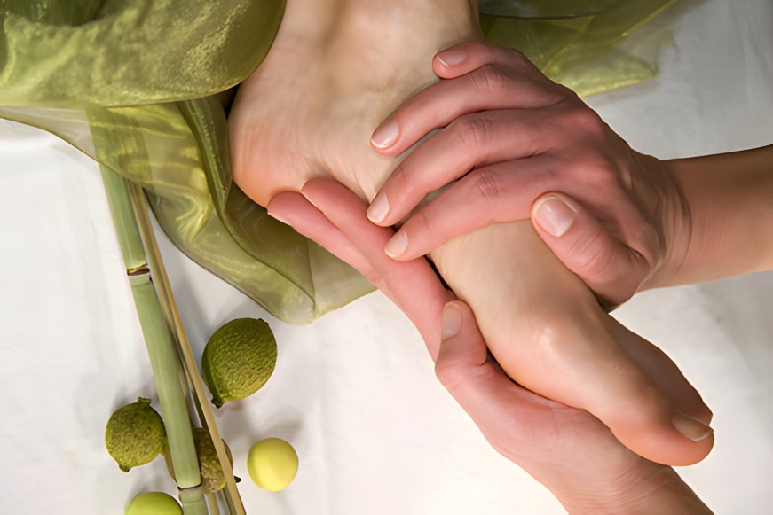 Professionelle Fußpflege bei MyBodyCare – Behandlung durch Fachmann